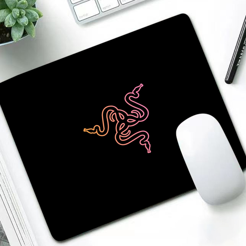 Gaming Accessories For Gaming Setup - Razer Luxus Mauspad Anime Gamer Schreibtisch